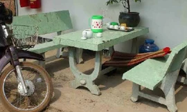 Chiếc xe Dream của các hung thủ bỏ lại và hiện trường vương máu nạn nhân. Ảnh: Chế Bắc.