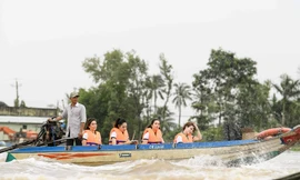 Hoa hậu Hương Giang: 'Người có chí cả vĩ đại mới tặng sách quý cho mọi người'