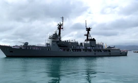 Thủy thủ tàu BRP Ramon Alcaraz chào Cảng quốc tế Cam Ranh