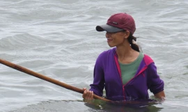 Bất chấp mưa bão, người dân Quảng Bình đổ xô vớt ruốc