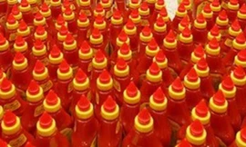 Một doanh nghiệp ở TP HCM thưởng Tết cho nhân viên bằng tương ớt.