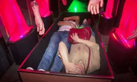 Kỳ quặc trò trải nghiệm cái chết 4D