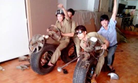 Từ khi còn nhỏ, anh Tuấn (người lái chiếc "mô tô tự chế" bên trái) và nhóm bạn cùng quê rất thích những đồ chơi tự chế như thế này. Ảnh: Kenny Nguyễn