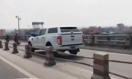 Yêu cầu làm rõ xe biển xanh đi sai làn trên cầu Thanh Trì