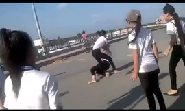 Máu đại ca nổi lên học sinh đánh nhau như trâu chọi: Giáo viên nói gì?