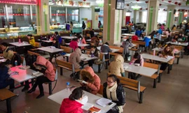 Sinh viên Trung Quốc đua nhau ôn thi trong căng tin