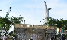 'Cầu tình yêu' 125 tuổi với kiến trúc Pháp ở Sài Gòn chi chít vết nứt lớn