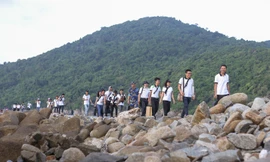 20 giờ lênh đênh trên biển đem sách quý đến Hòn Khoai – đảo cực Nam Tổ quốc 