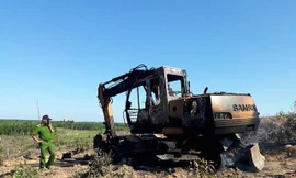 Quảng Trị: Máy múc đất cháy rụi trong đêm, nghi bị đốt