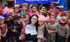 'Cô giáo hot girl' tặng bếp ăn tới trò nghèo Lào Cai