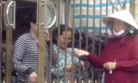 Hằng ngay vẫn có nhiều người bán vé số đến trước nhà ông Dũng mời mua vé số.