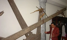 Ông Quách Văn Địch - người tình cờ "nhặt" được hai khúc củi quý rớt dưới đáy sông Hồng.