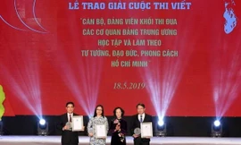 Trao giải cuộc thi cán bộ, đảng viên học tập và làm theo gương Bác Hồ
