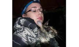 Woodfin bế con thỏ vằn hiếm. Ảnh: IB Times