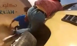 Rơi khỏi xe khi 'trổ tài' thay lốp ôtô đang chạy