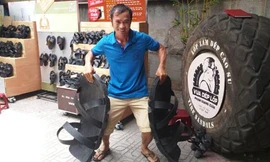 Du khách vô cùng thích thú và ấn tượng với đôi dép cao su "khủng".