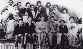 Đại gia đình nhà Chang - Eng. Ảnh: L.M.