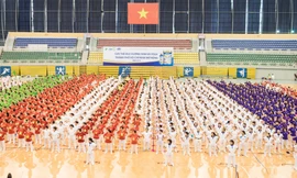 Người cao tuổi hào hứng tham gia hoạt động đồng diễn dưỡng sinh tại giải đấu