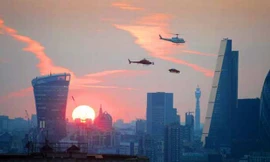 Chiếc xe hơi bay trên bầu trời. Ảnh: Mirror