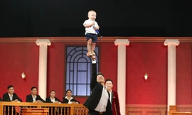 Quốc Nghiệp biểu diễn xiếc với con trai. Ảnh: Chiêu An.