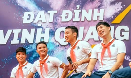 Các cầu thủ CLB bóng đá Hà Nội mang đến nhiều khích lệ tinh thần tới các em học sinh ở Hà Nội qua chương trình "Strong Vietnam"