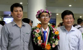 Hoàng Minh Trung (Học sinh lớp 11 Sinh, Trường THPT Chuyên Lam Sơn, Thanh Hóa) chụp ảnh cùng đoàn