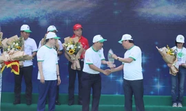 Thủ tướng Chính phủ Nguyễn Xuân Phúc trao biểu trưng chứng nhận Thành viên Liên minh Chống rác thải nhựa cho đại diện Công Ty Nestlé Việt Nam.