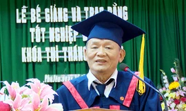 Ông Mai nhận bằng cử nhân luật hồi tháng 10. Ảnh: Nhân vật cung cấp.