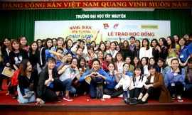 Nam A Bank và Hoa hậu H’Hen Niê trao học bổng Đak Lak