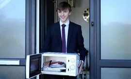 Jacob mang lò vi sóng đến lớp để đựng sách vở. Ảnh: Triangle News