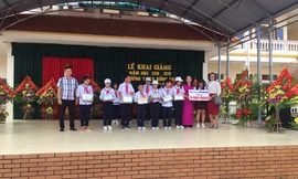 Nhà sách Tiền Phong Hải Phòng tặng quà học sinh nghèo vượt khó