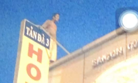 Người dân đã phát hiện Trung trèo lên lầu 2 của nhà nghỉ và đòi tự tử.