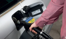 Bạn nên mua xăng theo dung tích, ví dụ: 1 lít, 2 lít…