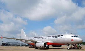 Máy bay của Jetstar Pacific đang lăn vào sân đỗ đã phải dừng lại để tránh người đi bộ