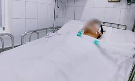 Nạn nhân Đ. bị thương nặng đang nằm cấp cứu trong bệnh viện