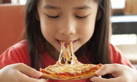 Nhiều ông bố bà mẹ cho con thỏa thích ăn thức ăn nhanh, bánh kẹo, đường bột mà quên đi nguy cơ mắc bệnh béo phì đang ngấp nghé 