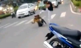 Cô gái bị chồng đánh ngất xỉu giữa phố Sài Gòn