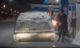 Cô gái bật lửa soi bình xăng khiến ô tô bốc cháy