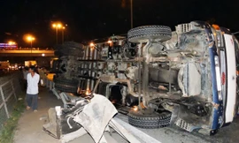 Xe tải tuột dốc, 4 người thương vong