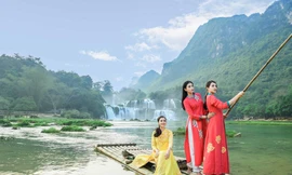 Sao Việt chụp ảnh kỷ niệm trên đường đi tặng sách