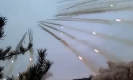 Pháo phản lực nhả đạn 'giăng lưới sáng rực trời