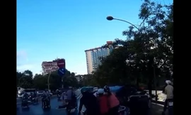 Lùi ô tô thiếu quan sát, 3 xe máy suýt bị chèn qua