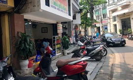 Phố Mã Mây cảnh buôn bán đã khác trước, các cửa hàng ăn uống đã thu dọn vào bên trong