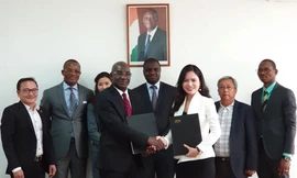 Tổng Giám đốc Hội đồng Bông và Điều Bờ Biển Ngà Coulibaly và Phó Tổng Giám đốc Tập đoàn T&T Group Nguyễn Thị Thanh Bình ký kết thỏa thuận hợp tác chiến lược tại Abidjan vào tháng 12/2018