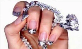 Tiệm làm móng của L.Denny tọa lạc ở tầng 5 khu Urban Retreat Day Spa & Salon, thuộc quần thể thương mại khổng lồ Harrods ngay trung tâm London. Bất chấp giá sơn móng cực đắt nhưng khách hàng vẫn đổ đến nườm nượp, thường họ phải ghi danh trước nhiều tuần l