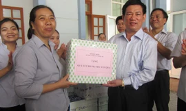 Ông Hồ Đức Phớc, Bí thư Tỉnh ủy Nghệ An tặng quà Trung tâm nuôi dưỡng trẻ khuyết tật 19/3.