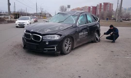 Đầu xe vênh, móp. Kính chắn gió nứt. Trục sau có lẽ đã gãy sau tai nạn.