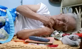 Nhạc sĩ già nâng niu từng đồng tiền được những người hảo tâm kính biếu. Ông có một chiếc túi vải khâu ở cạp quần, bên trong có chiếc ví nhỏ, đựng tiền và giấy tờ tùy thân. Ảnh: Châu Mỹ.