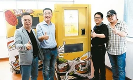Bốn nhà sáng chế bên chiếc máy bán tô mì bò tự động - Ảnh: Oriental Daily