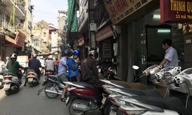 Trên phố Hà Trung, việc mua bán vẫn diễn ra rất sôi động